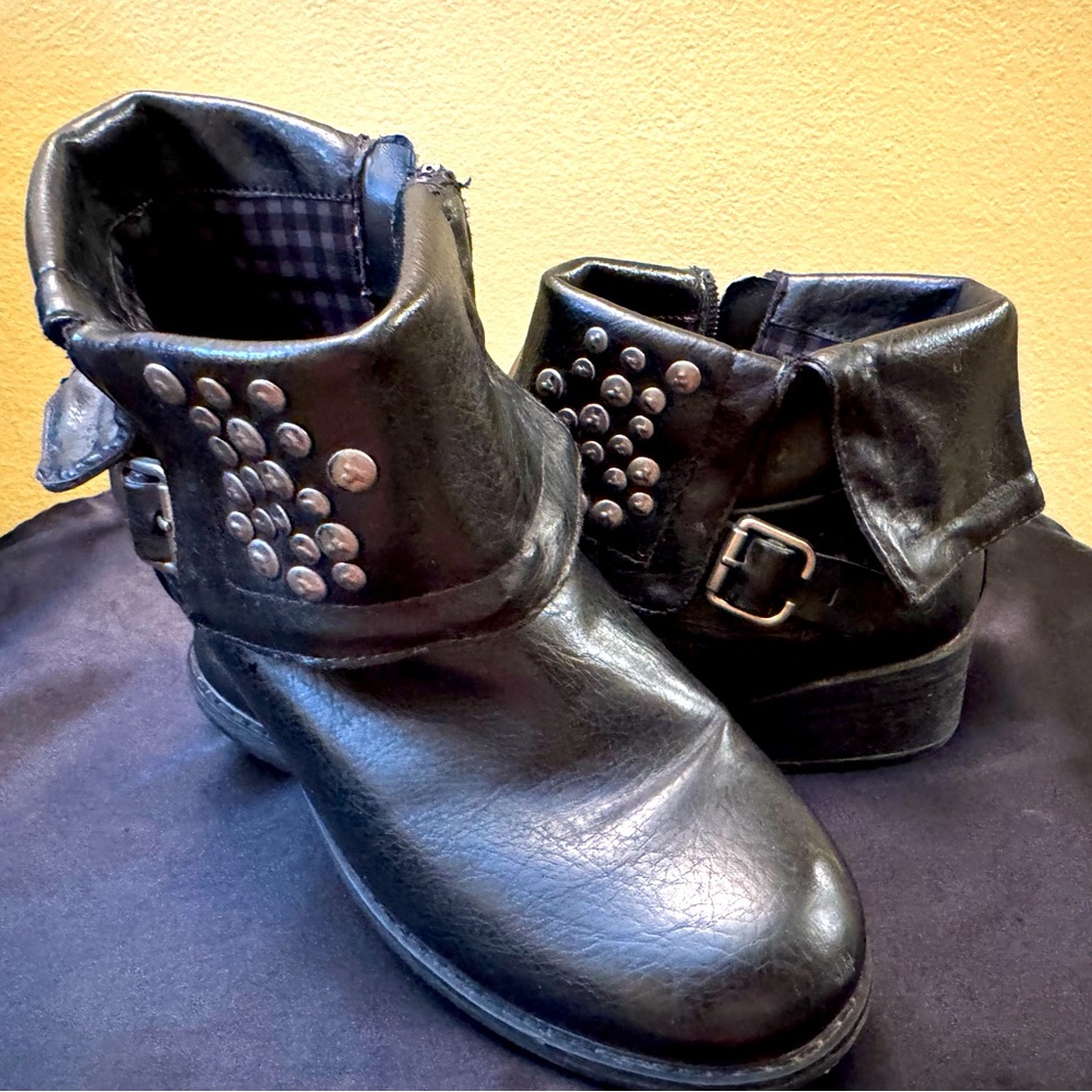 Preloved Black Bare Traps Booties Size 7.
